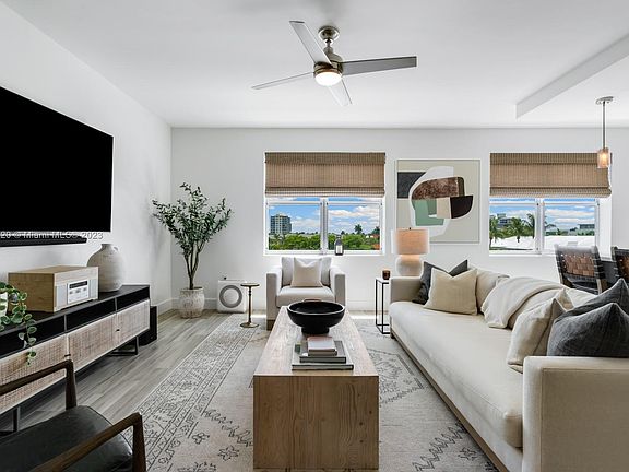 4th image of 236 SE 5th Ave #309