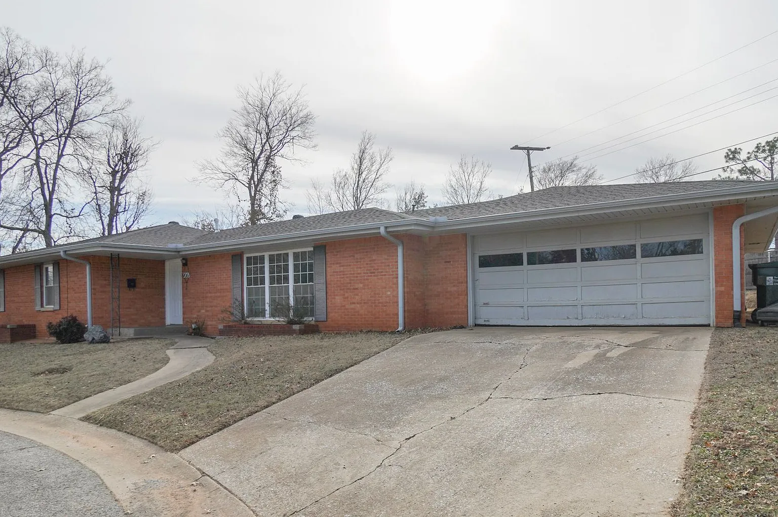 Must see 3 bed, 2 bath home near the University of Oklahoma campus. — Photo 1