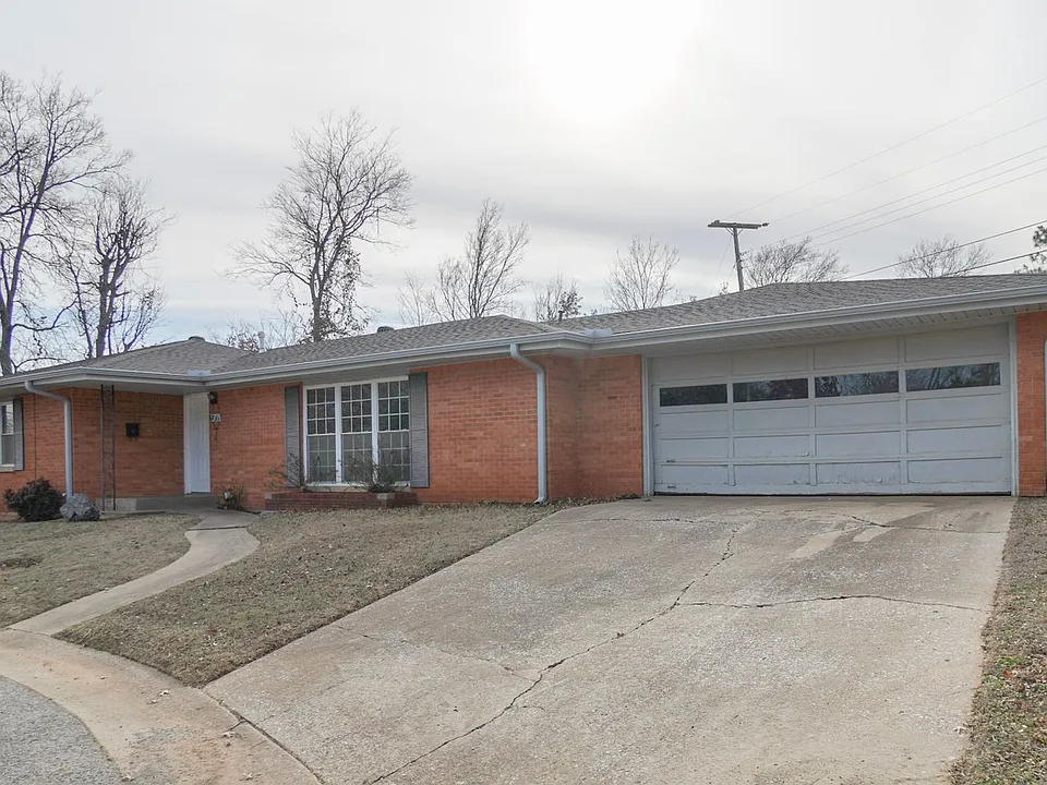 906 Carey Dr