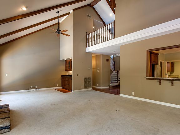 Great Rm w/Wood Beams