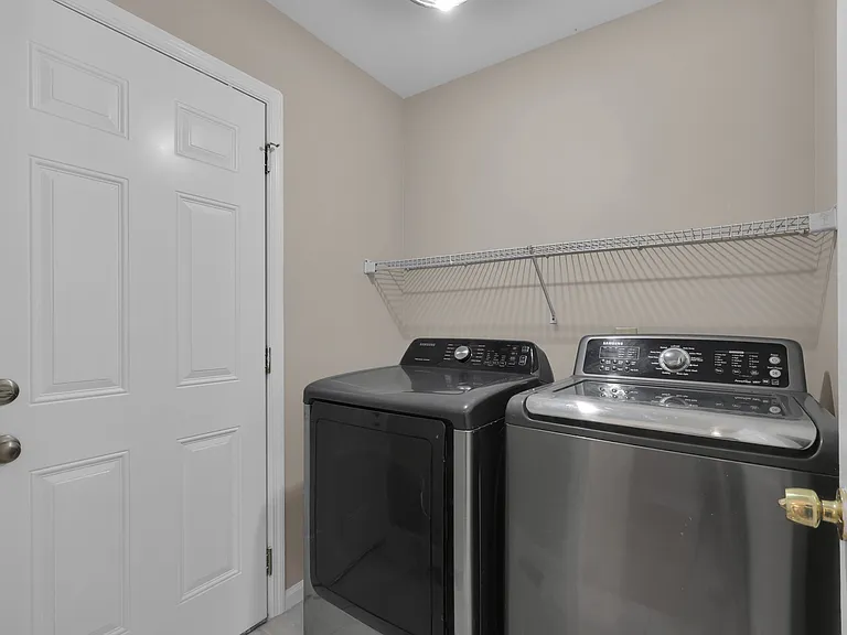 1104 Crestfield Dr — Photo 3