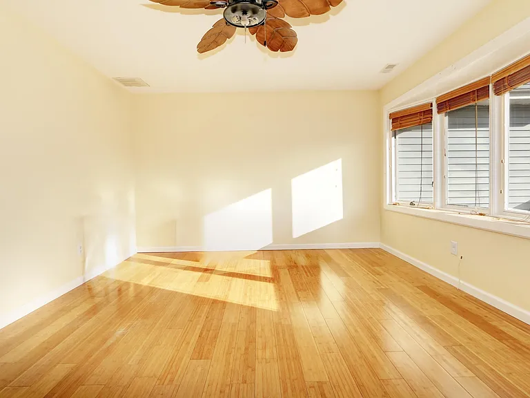 361 N Richmond Ave — Photo 11