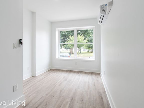 4th image of 621 E Clearfield St #11414804