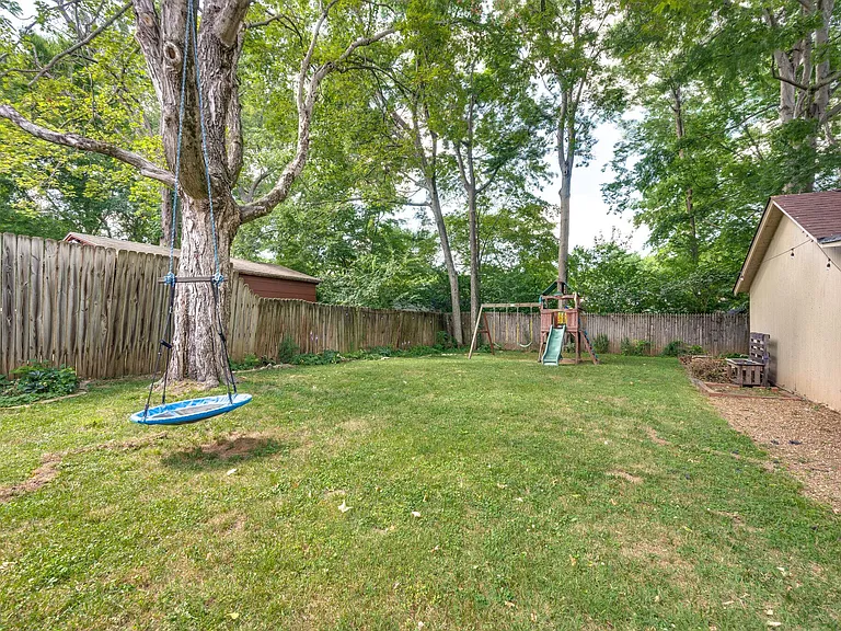 1114 Woodvale Dr — Photo 35