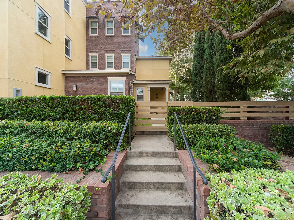 321 S Glendora Ave