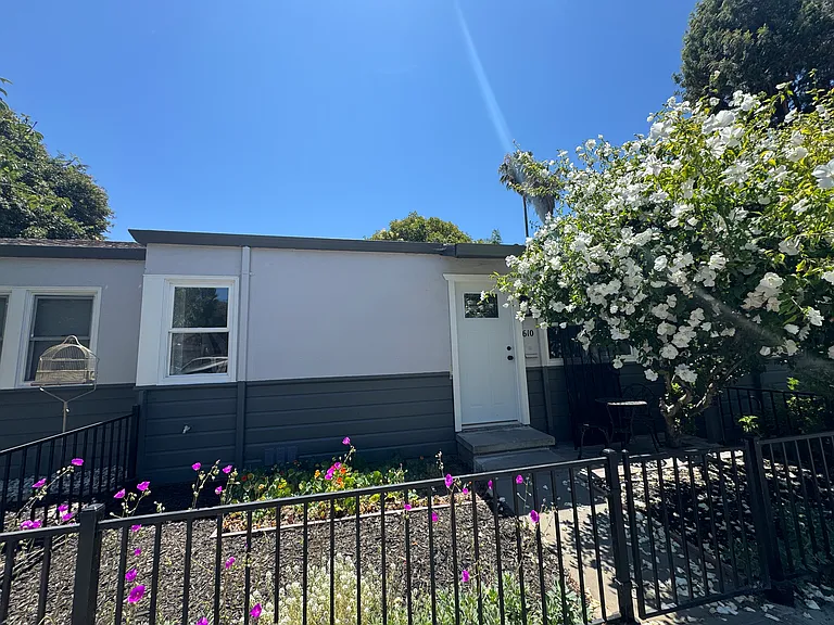 610 E Saint James St — Photo 2