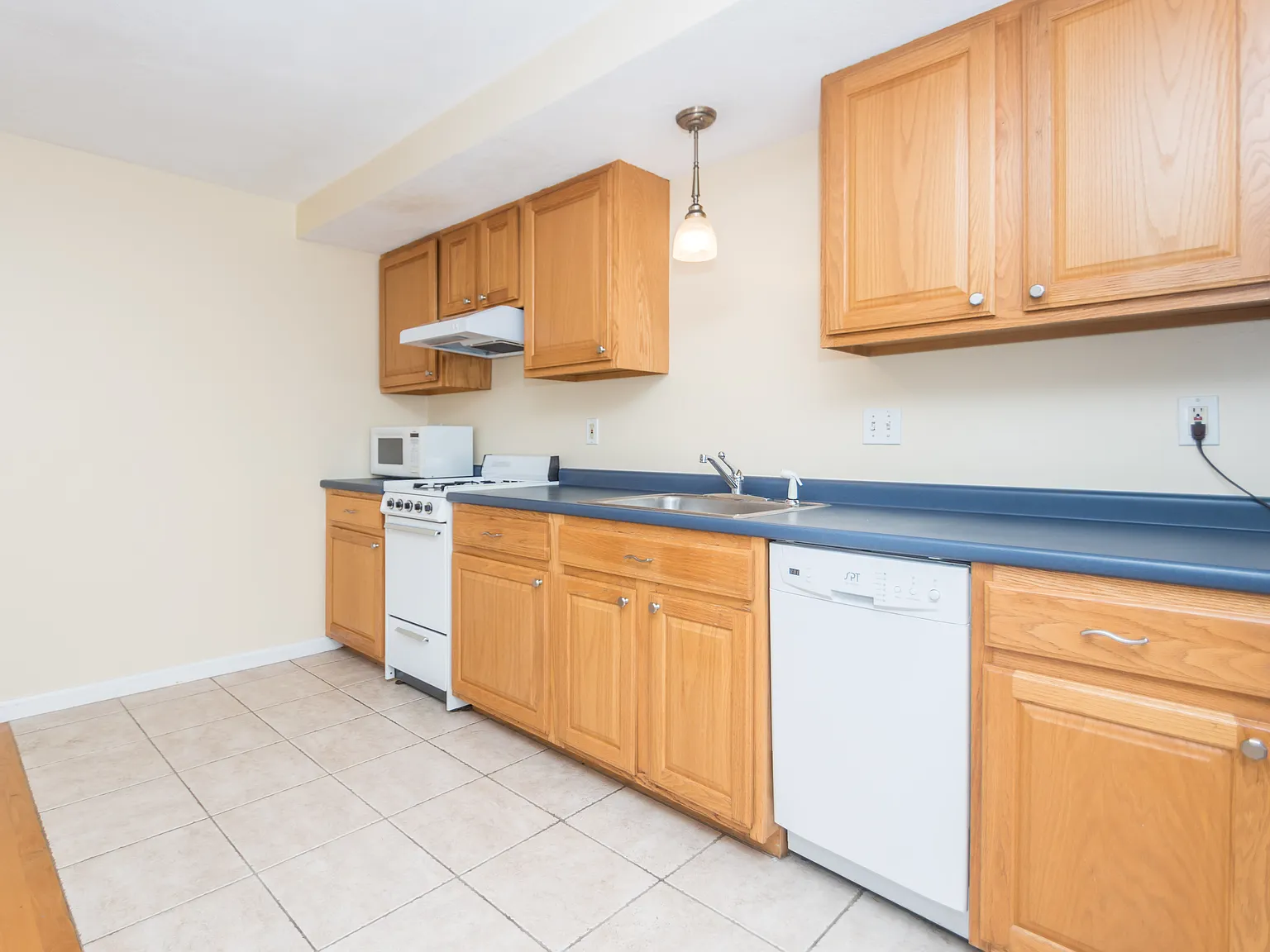 1 bed, 602 sqft, $2,100 — Photo 2