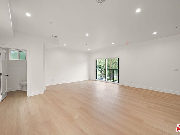 5th image of 913 N Hobart Blvd