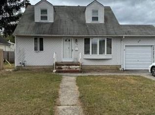 375 S 16th St, Lindenhurst, NY 11757