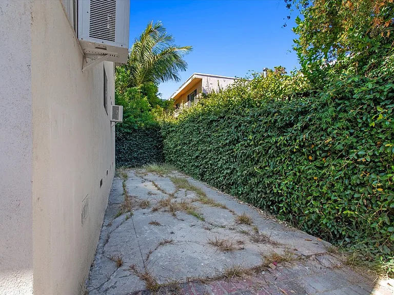 908 N San Vicente Blvd #4 — Photo 17