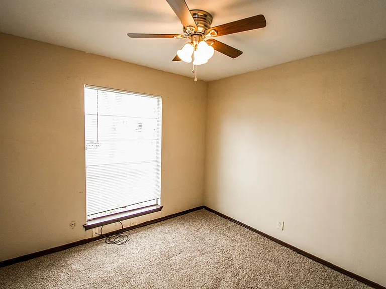 511 Jamaica Dr — Photo 10