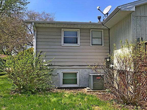 3rd image of 916 Marion Ln