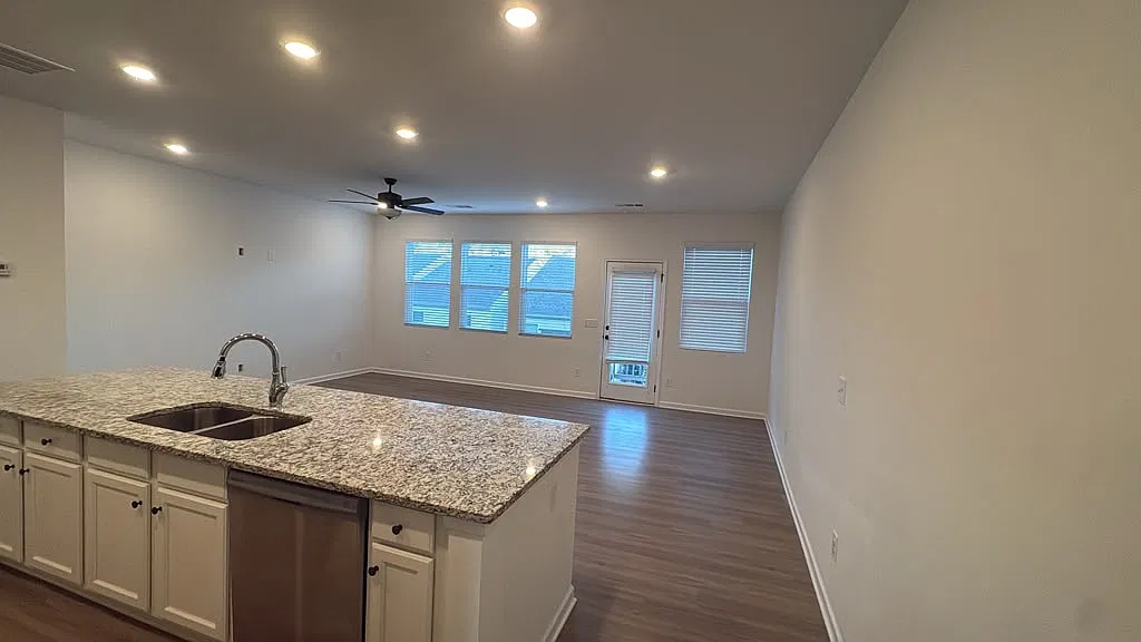 3 bed, 2.5 bath, 1800 sqft, $2,100 — Photo 3