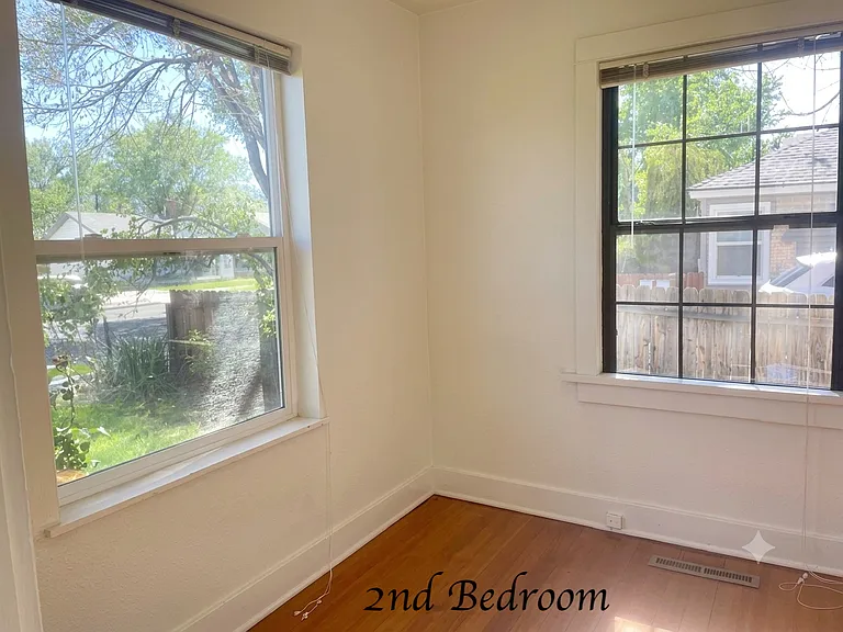 737 Roberts St — Photo 15