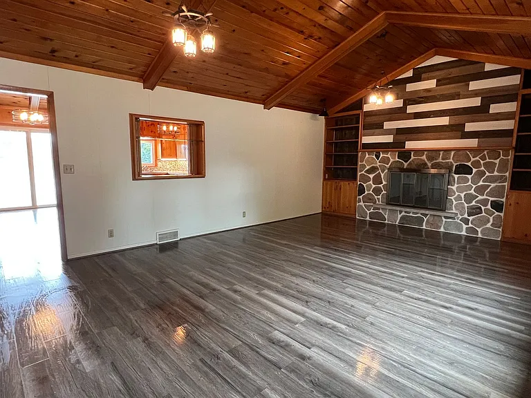 W210N11785 Hilltop Dr — Photo 6
