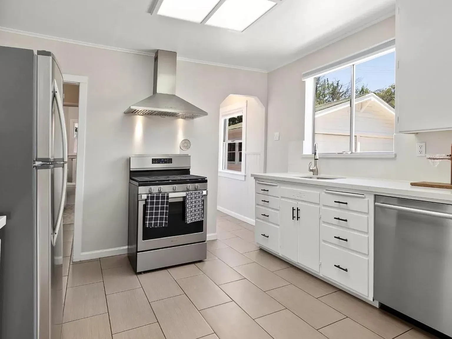 3 bed, 1220 sqft, $4,300 — Photo 4