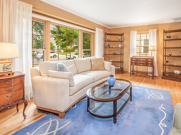 2nd image of 5566 N Shoreland Ave