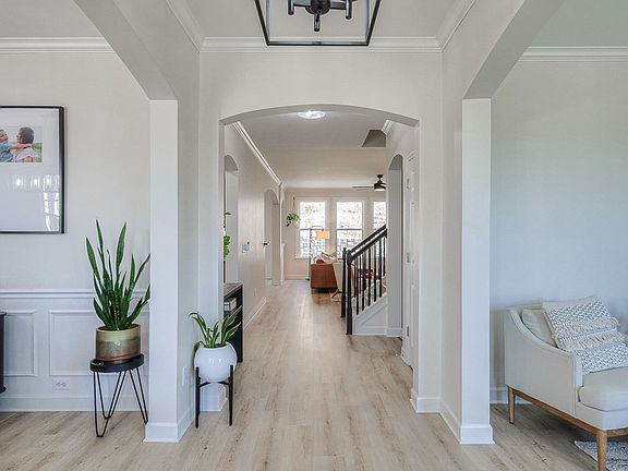 3rd image of 1412 Chantilly Ln