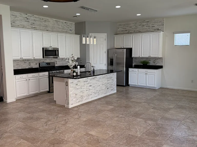 Kitchen/ Island