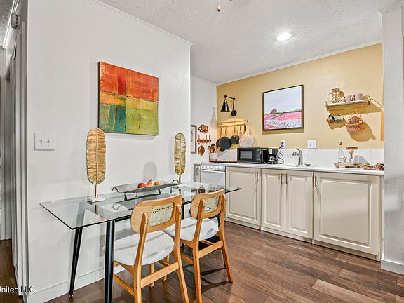 4th image of 206 Lakeside Villa #A