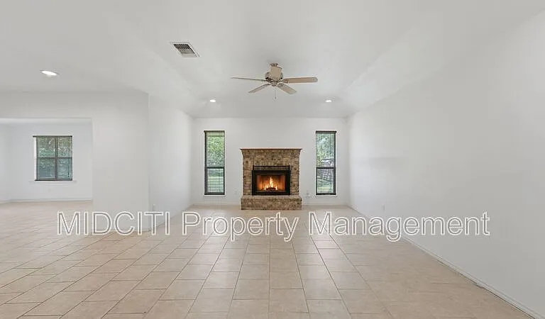 1233 Hollyhock Ln — Photo 9