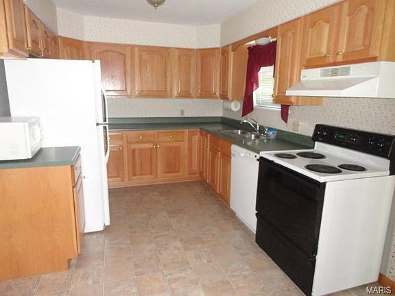 5th image of 445 Pine Dr
