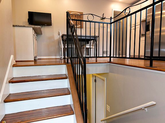 4th image of 9803 Lanesboro Way