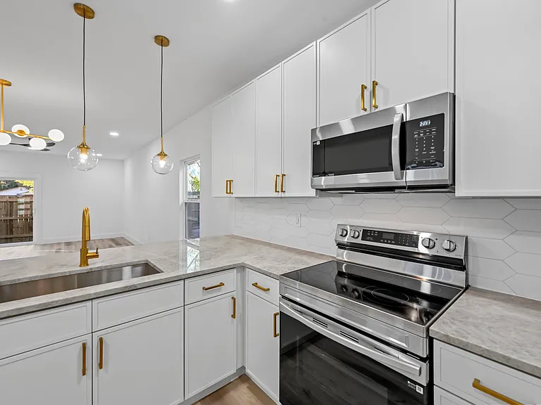 2413 Easley St — Photo 5