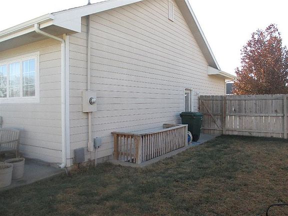 3rd image of 1400 Meadow Ln