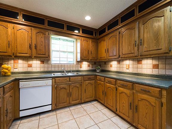 2nd image of 1909 Royal Crest Dr