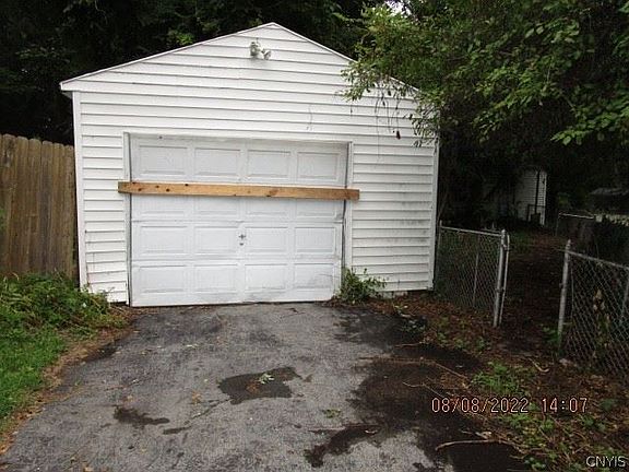 4th image of 121 Norwood Ave E