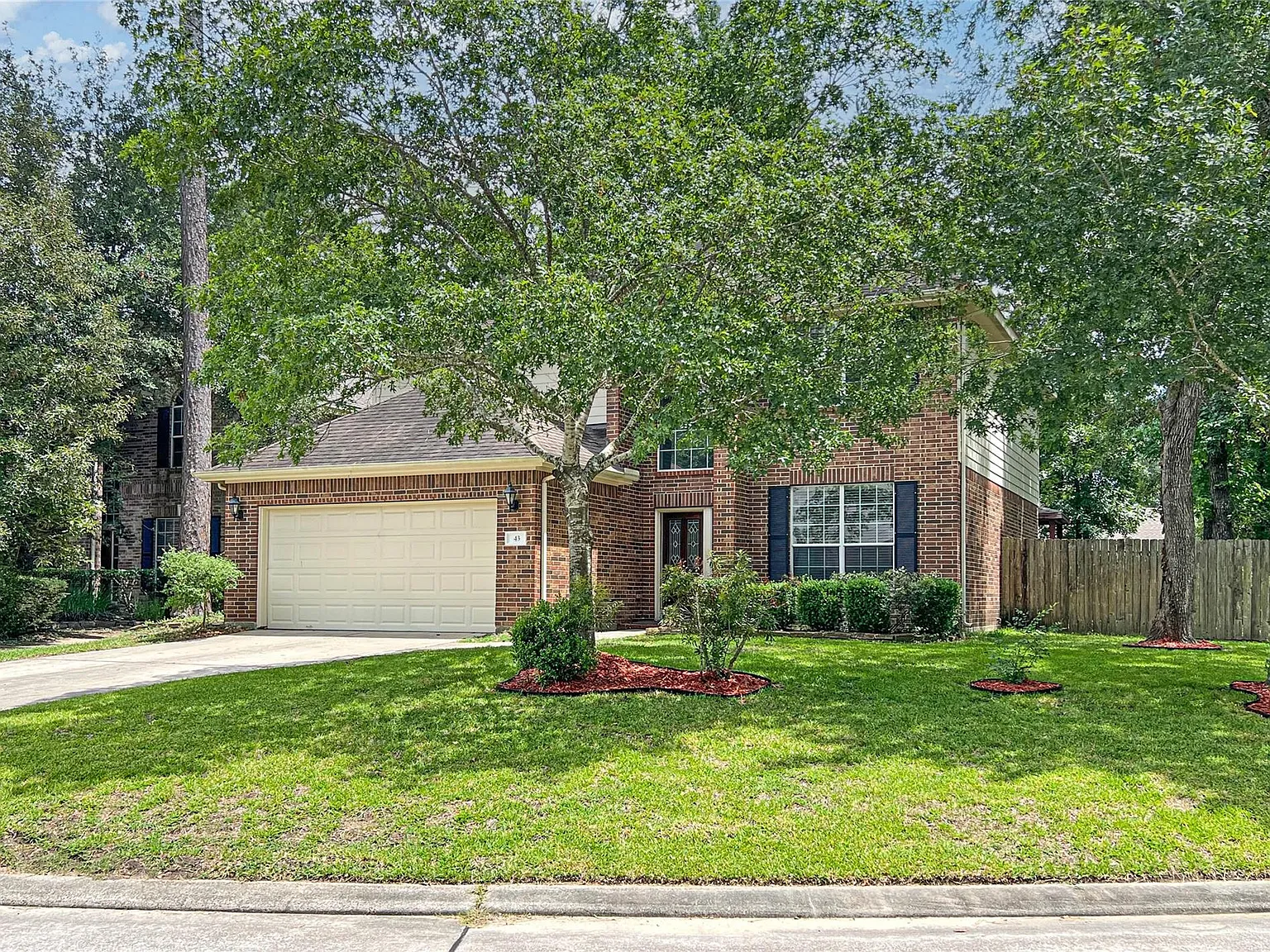 4 bed, 2.5 bath, 2749 sqft, $2,800 — Photo 2