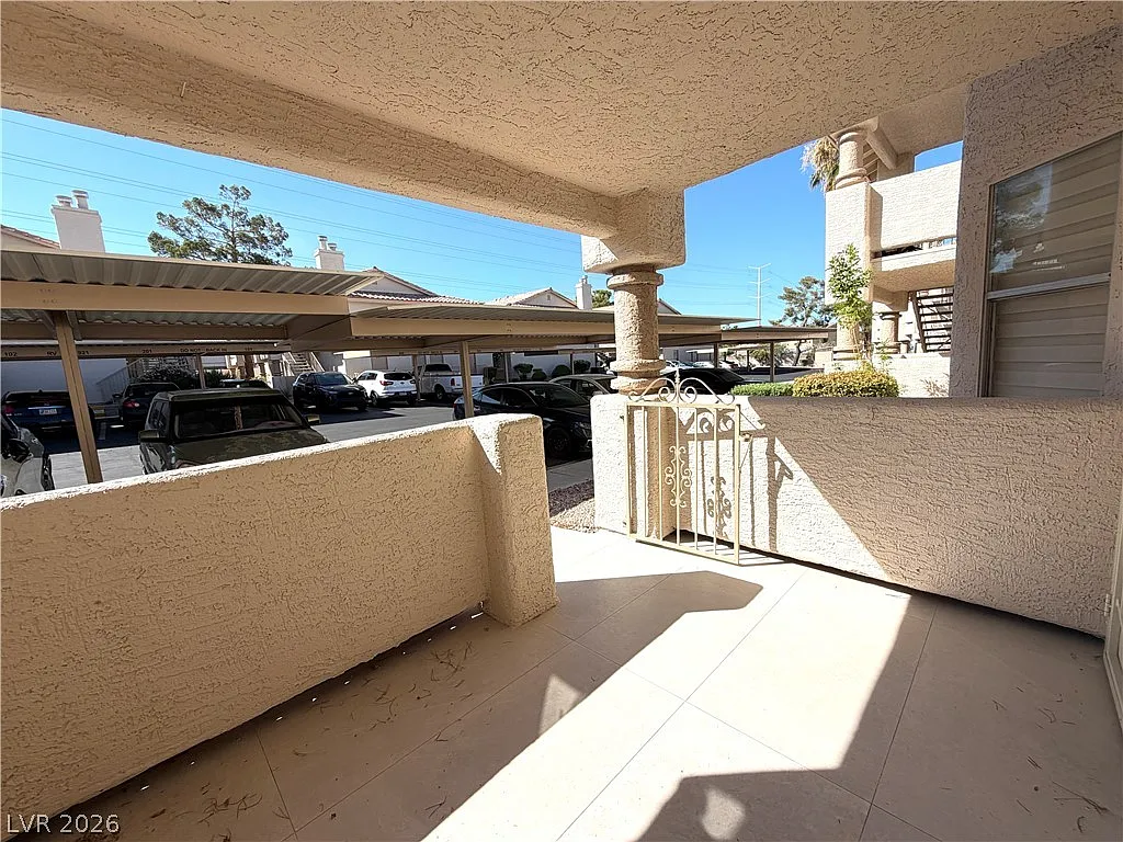 2 bed, 2.0 bath, 912 sqft, $1,395 — Photo 2