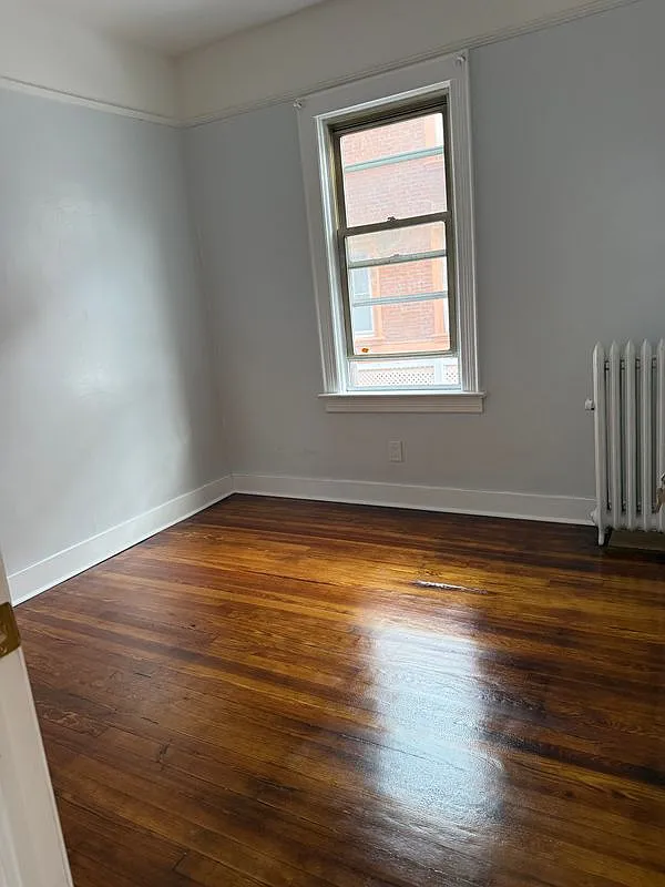 3 bed, 1.0 bath, 1040 sqft, $3,200 — Photo 3