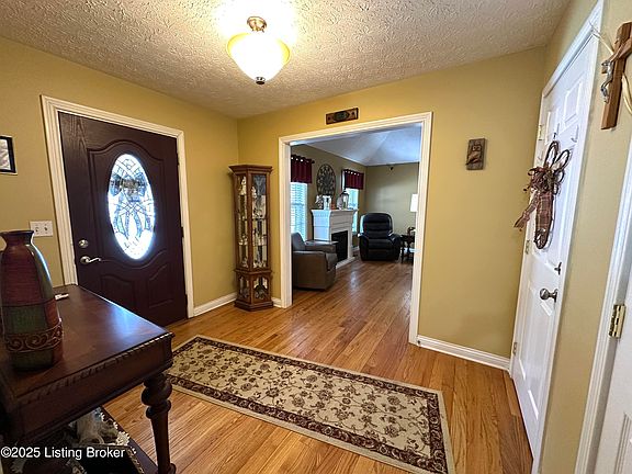 3rd image of 105 Lombard Cir