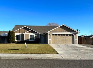 3102 S Highlands Blvd, West Richland, WA 99353