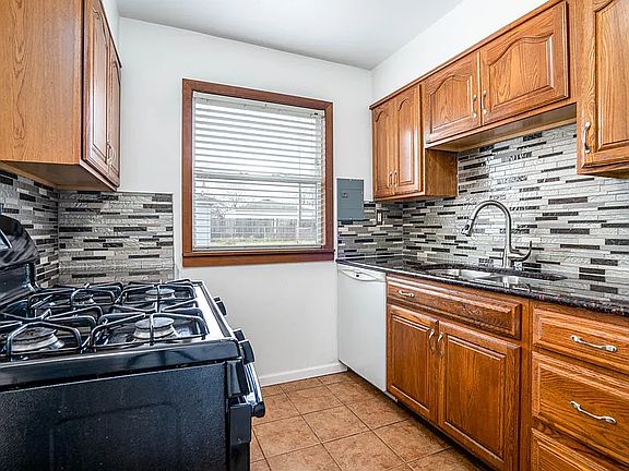 5th image of 304 N Guyer St