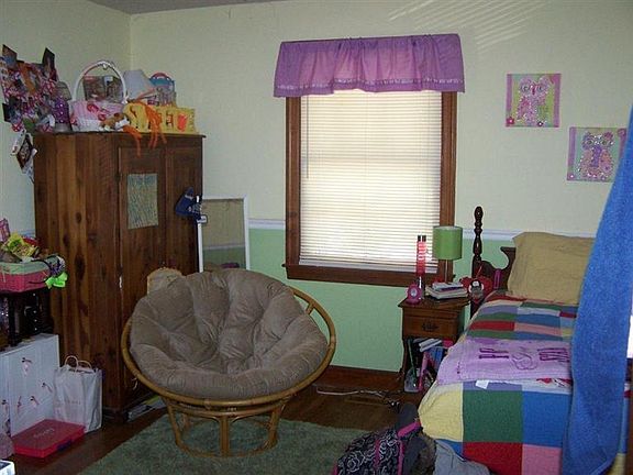 4th image of 204 Choate St