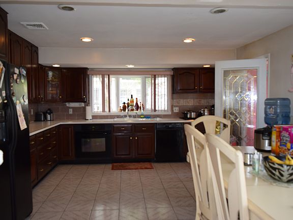 5th image of 255 Elwood Ave