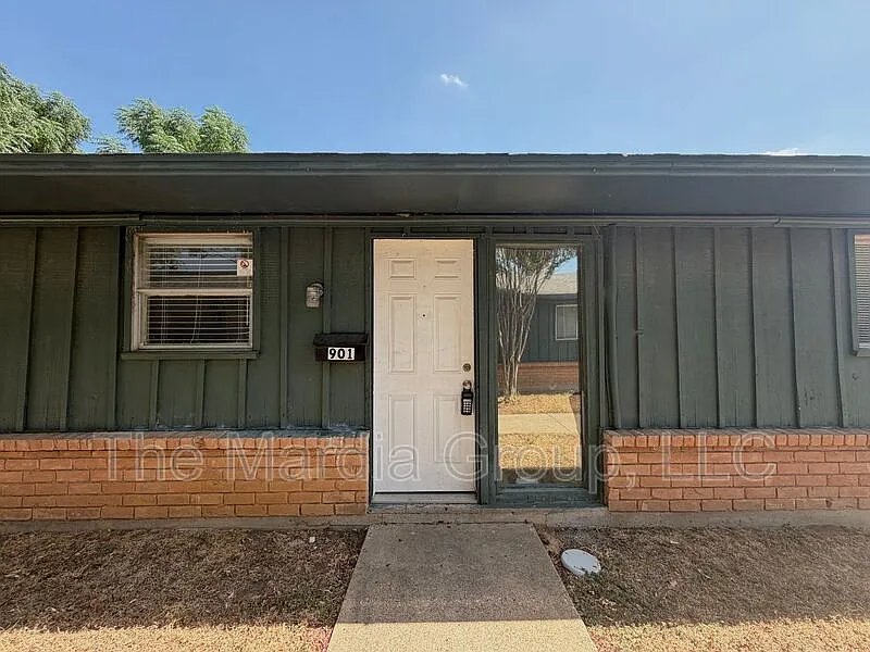2 bed, 1.0 bath, 720 sqft, $1,345 — Photo 2