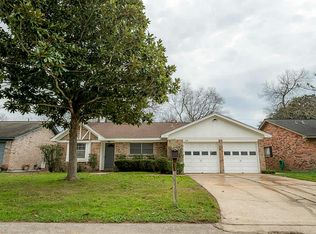 709 Meadowglen Dr, Baytown, TX 77521