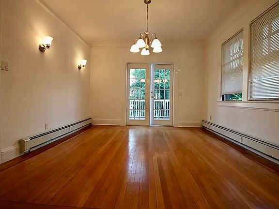 5th image of 1522 Dwight Pl