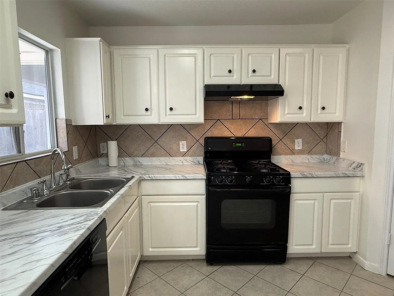 3 bed, 2.0 bath, 1505 sqft, $1,800 — Photo 2