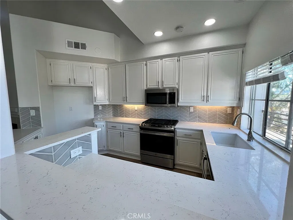3 bed, 1352 sqft, $4,000 — Photo 2