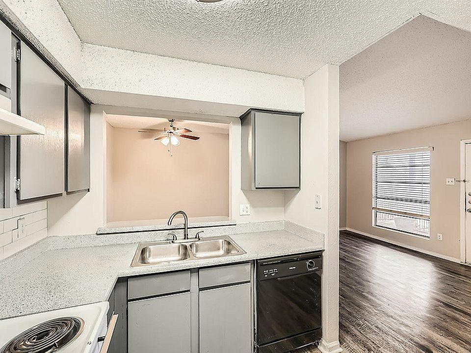 500 E Loop 820 709 - Web Quality - 006 - 07 Kitchen