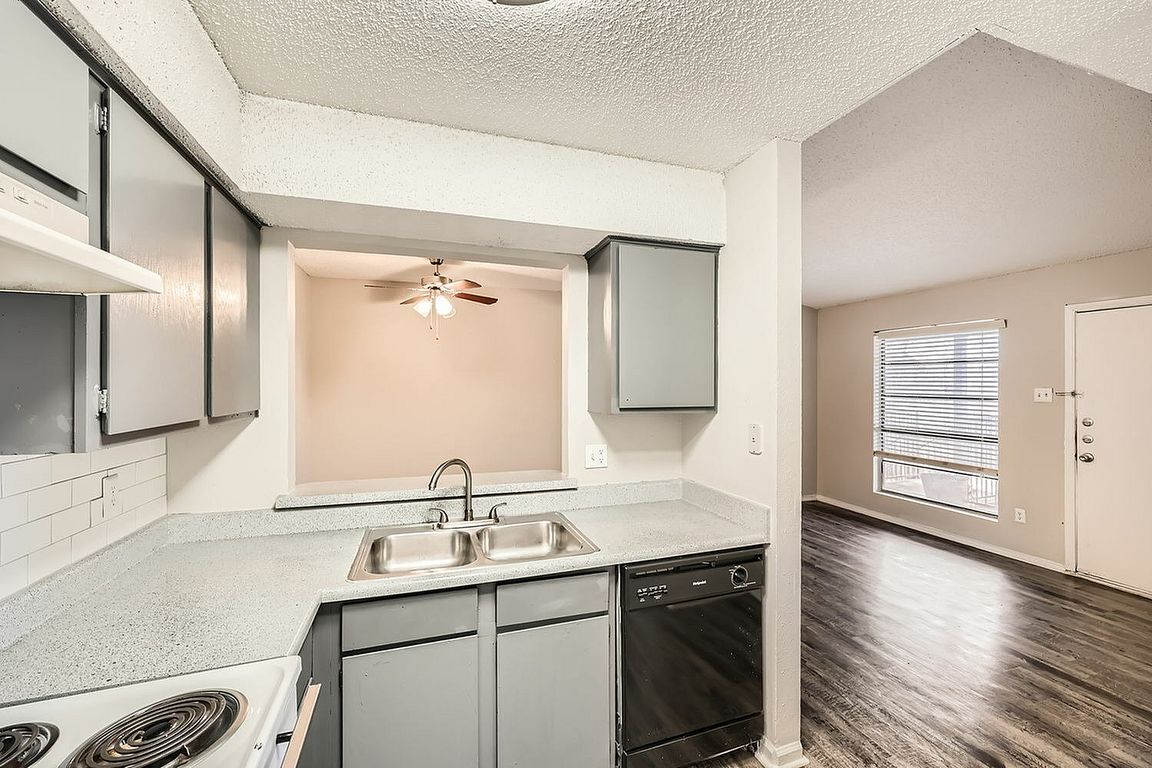 500 E Loop 820 709 - Web Quality - 006 - 07 Kitchen