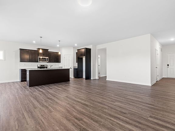 4th image of 909 Camden Ct