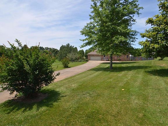 2nd image of 100 Daisy Dr