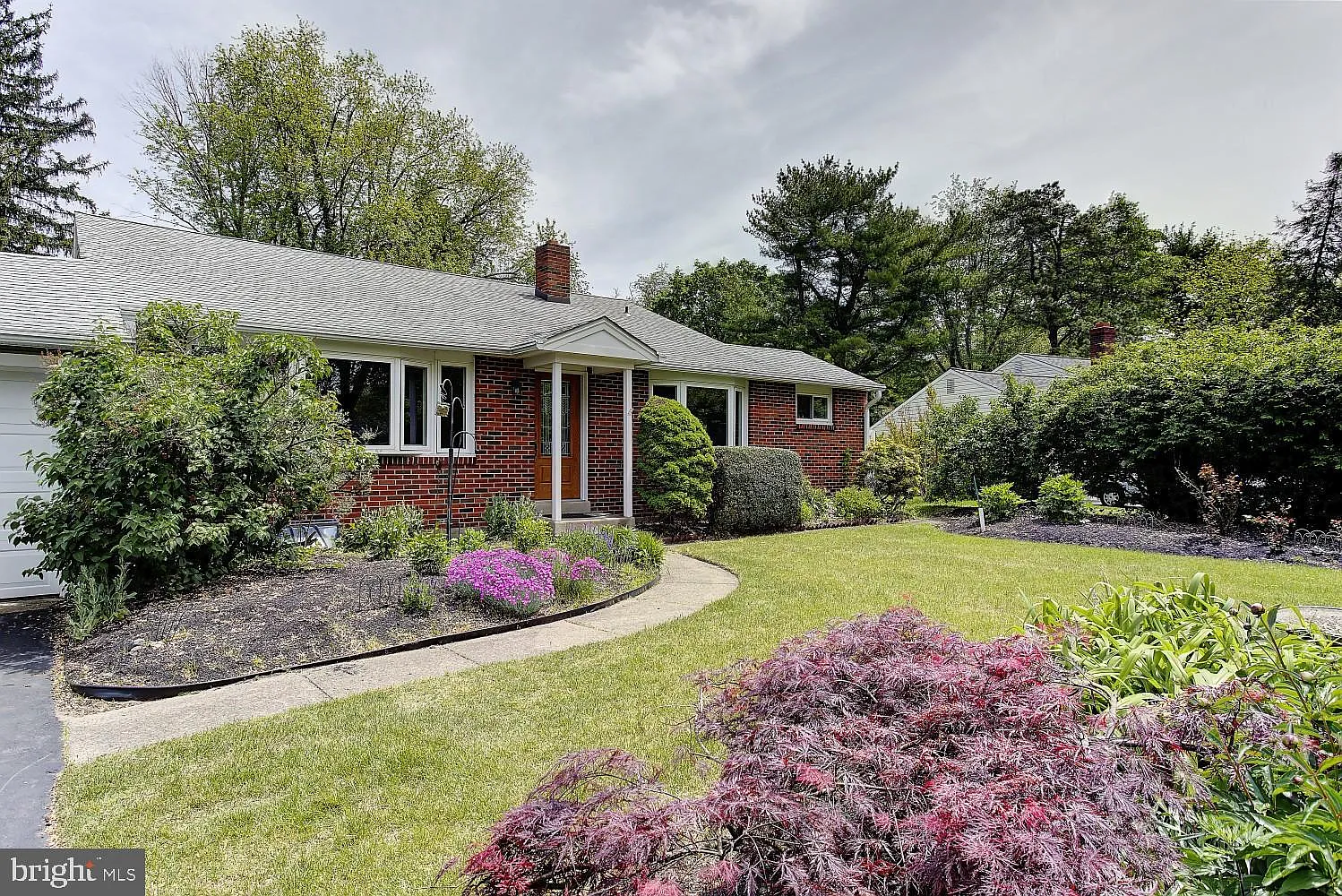 94 Manor Ln E photo 1