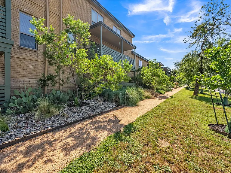 Oak Park Apartments — Photo 15
